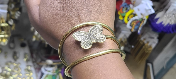 One of the African-crafted jewelry pieces is presented at Emily’s stand.